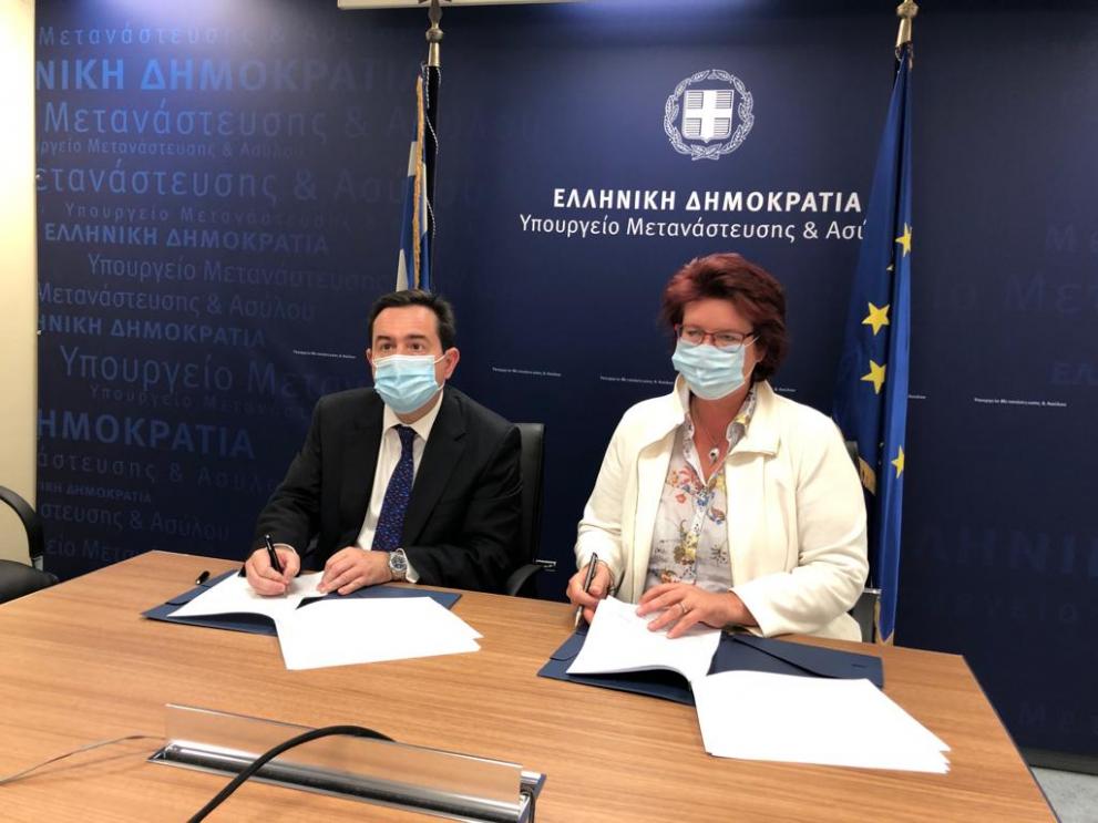 Greek Minister for Migration and Asylum, Notis Mitarachi, and Deputy Director-General in charge of the Task Force Migration Management in DG HOME, Beate Gminder, signing the grant for the construction of reception centres on Samos, Kos and Leros
