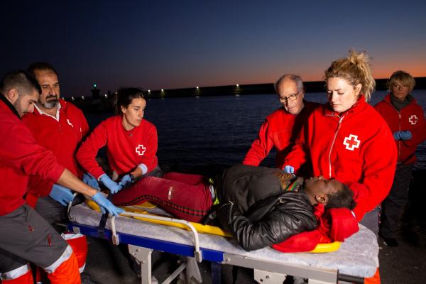 Spanish Red Cross provides assistance to migrant woman at disembarkation