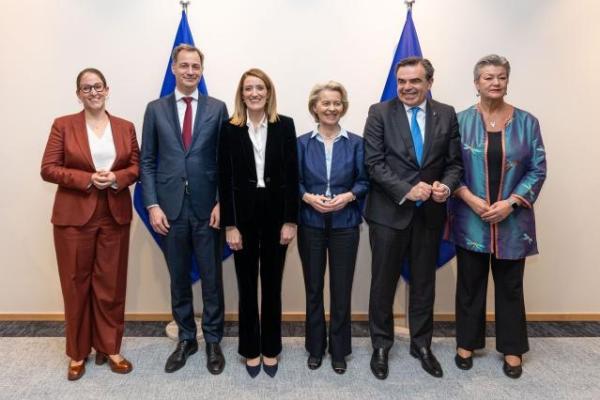 In this group photo from the Press Conference following the adoption of the Pact on Migration and Asylum by the European Parliament we see, from left to right, Nicole de Moor, Belgian Secretary of State for Asylum and Migration, Alexander De Croo, Roberta Metsola, Ursula von der Leyen, Margaritis Schinas, Vice-President of the European Commission in charge of promoting our European Way of Life, and Ylva Johansson, European Commissioner for Home Affairs. 